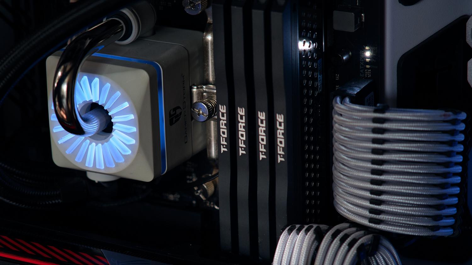 Detalle de un sistema de refrigeración avanzado para mantener bajas las temperaturas de la CPU y GPU Detalle de un sistema de refrigeración avanzado para mantener bajas las temperaturas de la CPU y GPU