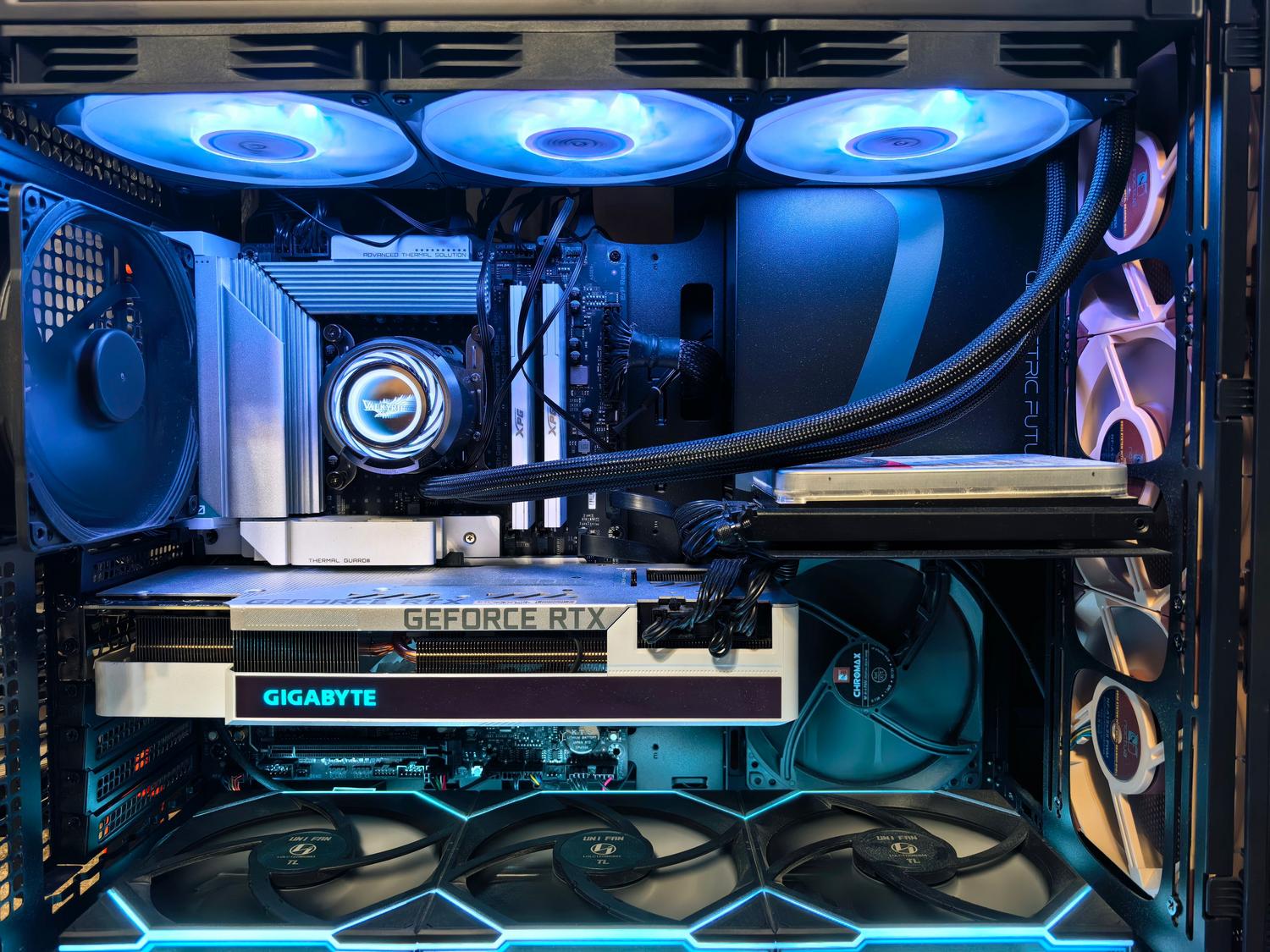 Interior de un PC gaming de alto rendimiento con componentes actualizados e iluminación RGB Interior de un PC gaming de alto rendimiento con componentes actualizados e iluminación RGB