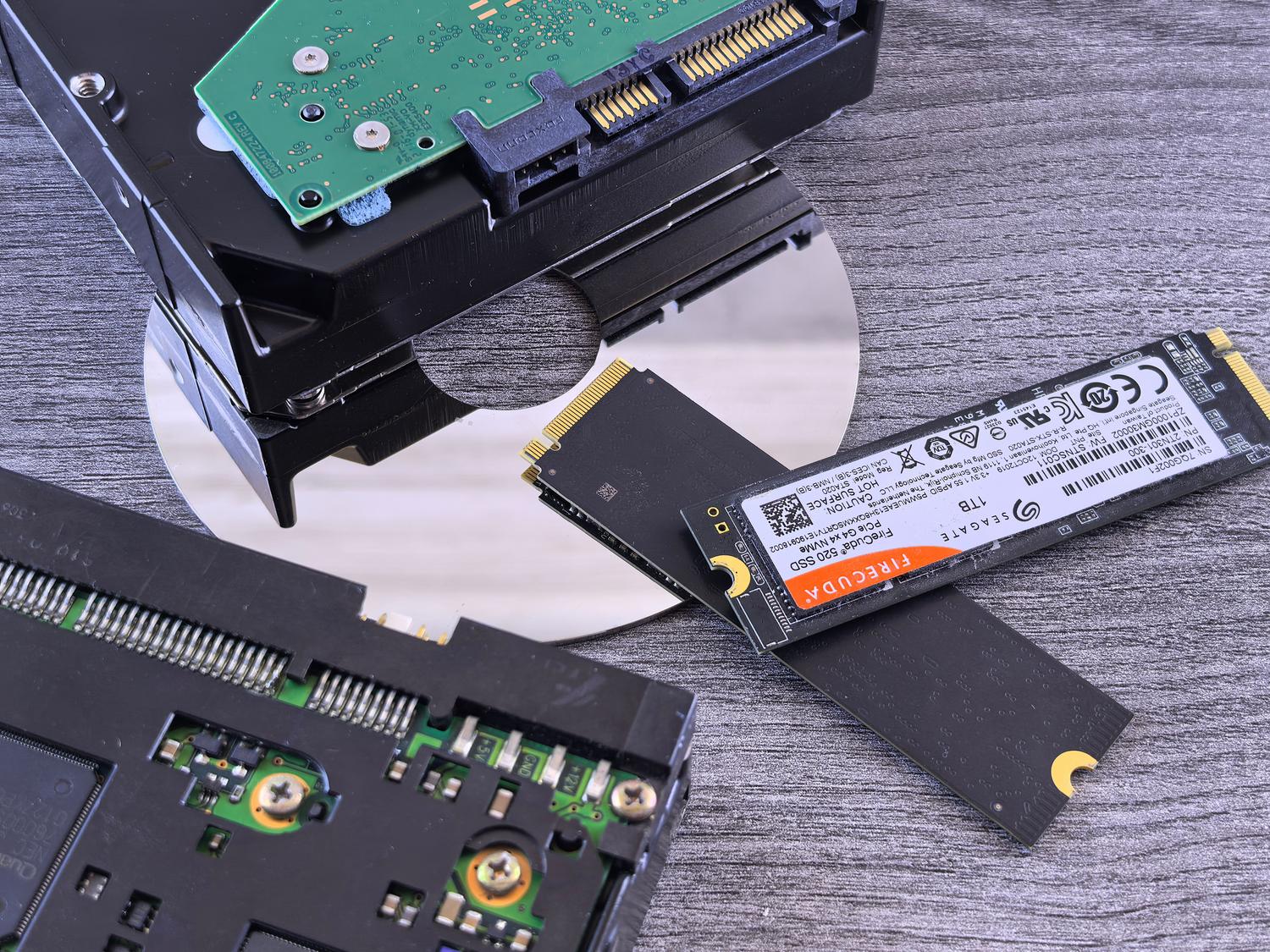 Comparativa visual entre un disco duro mecánico HDD y una unidad de estado sólido SSD NVMe Comparativa visual entre un disco duro mecánico HDD y una unidad de estado sólido SSD NVMe