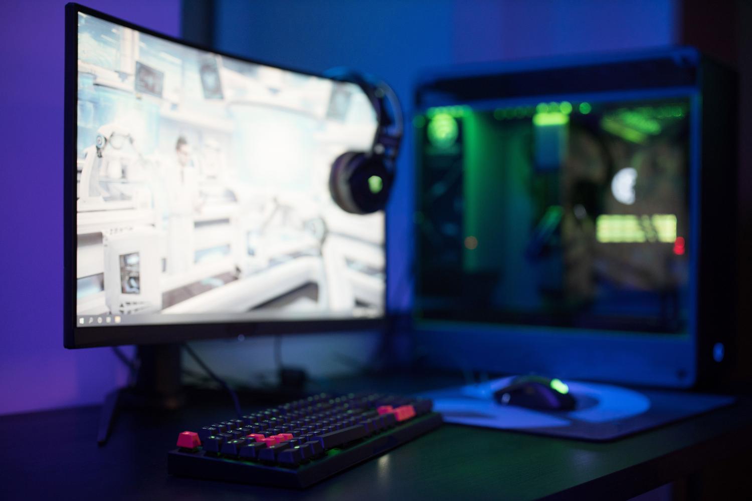 Setup completo de gaming optimizado con monitor curvo y periféricos RGB Setup completo de gaming optimizado con monitor curvo y periféricos RGB