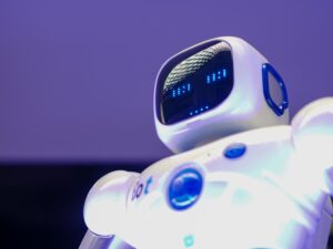 Robot humanoide futurista representando la autonomía y capacidad de toma de decisiones de un agente de IA