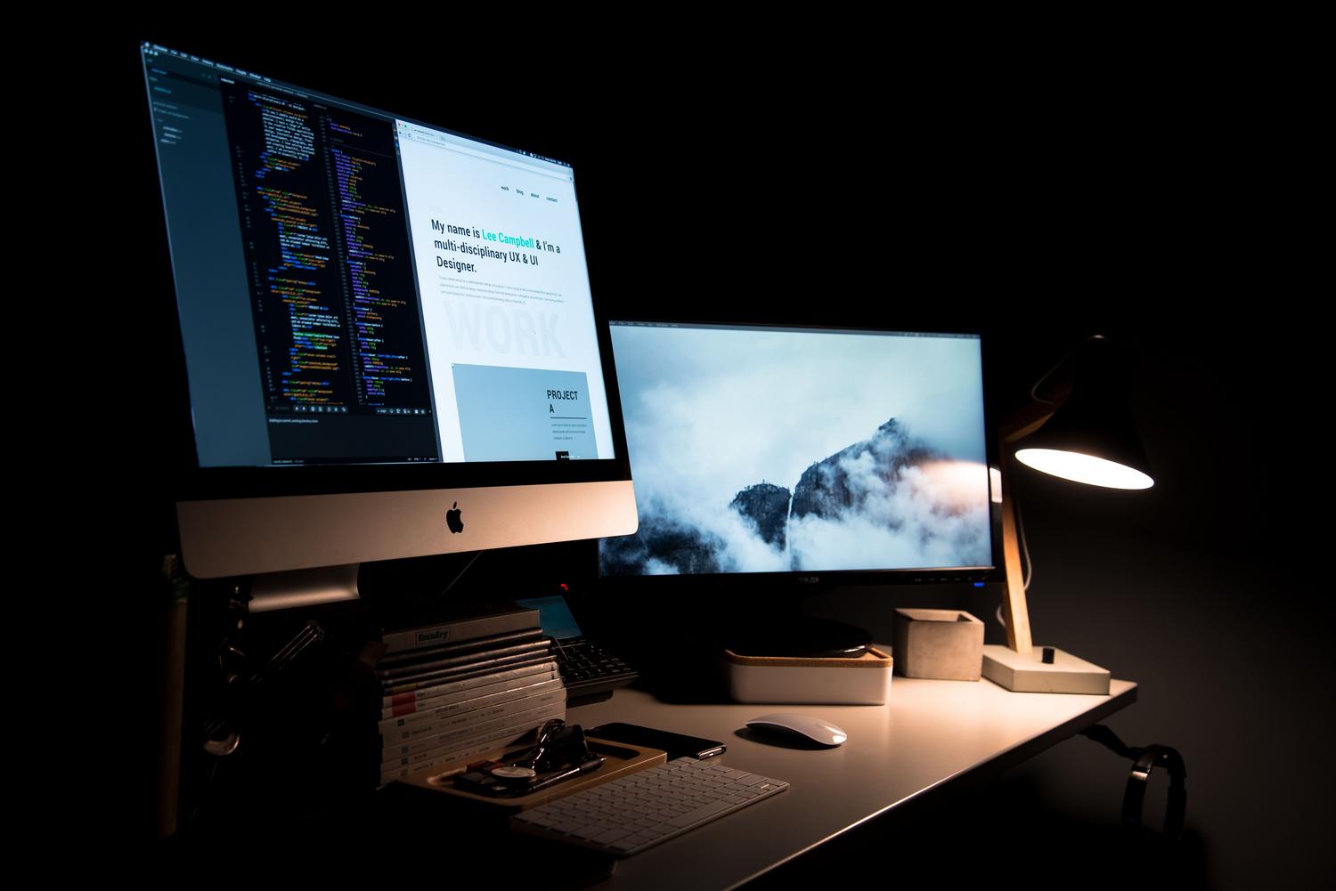 Configuración de monitores duales en un espacio de trabajo minimalista, representando la maximización del área útil para la productividad. Configuración de monitores duales en un espacio de trabajo minimalista, representando la maximización del área útil para la productividad.