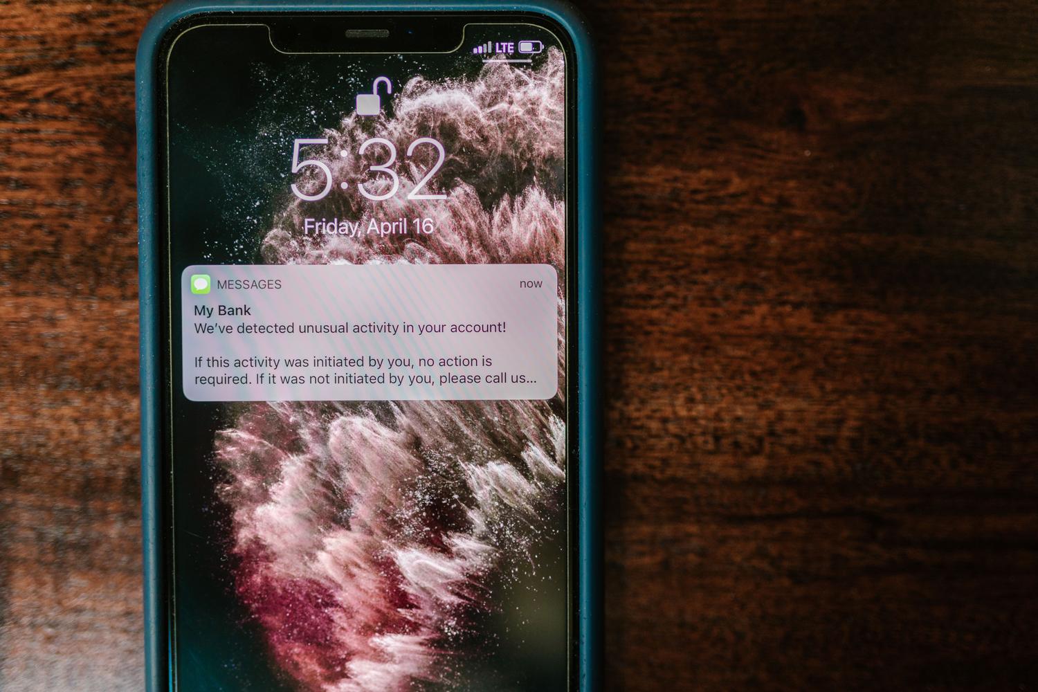 Primer plano de un smartphone con una notificación de alerta de seguridad sobre actividad inusual, ilustrando las señales de una cuenta comprometida. Primer plano de un smartphone con una notificación de alerta de seguridad sobre actividad inusual, ilustrando las señales de una cuenta comprometida.