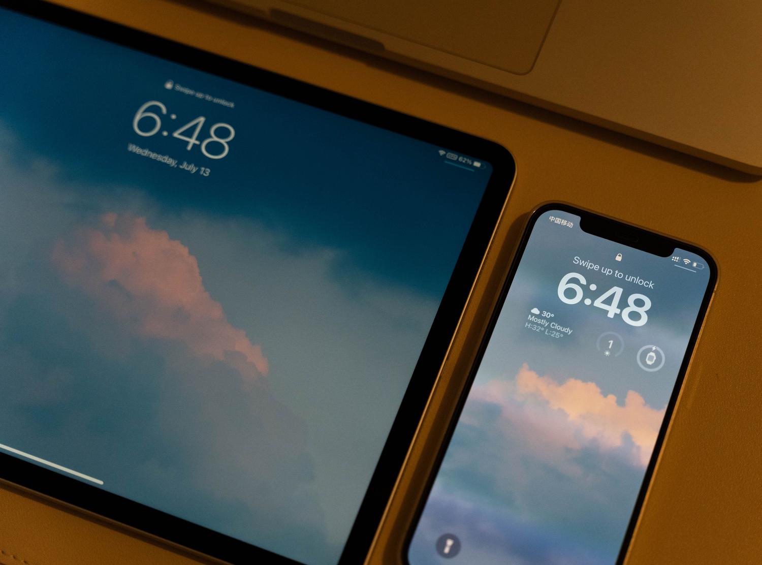 Dispositivos móviles con fondo de nube, ilustrando la copia de seguridad y sincronización en la nube Dispositivos móviles con fondo de nube, ilustrando la copia de seguridad y sincronización en la nube
