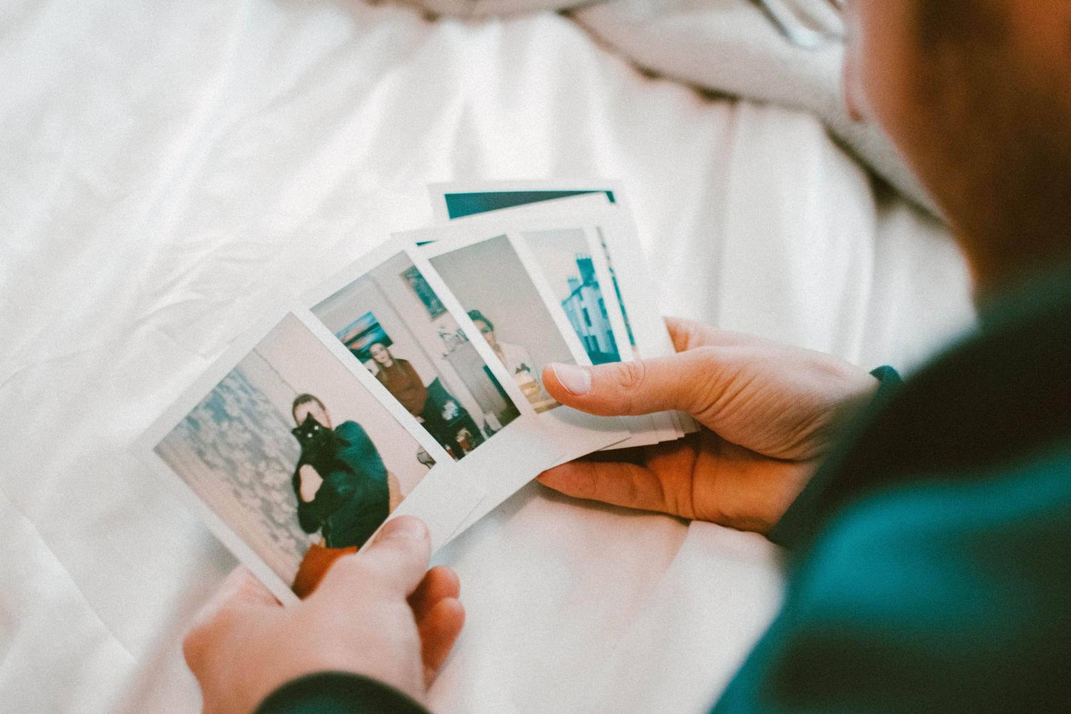 Manos sosteniendo fotografías antiguas, simbolizando la importancia de recuperar recuerdos valiosos Manos sosteniendo fotografías antiguas, simbolizando la importancia de recuperar recuerdos valiosos