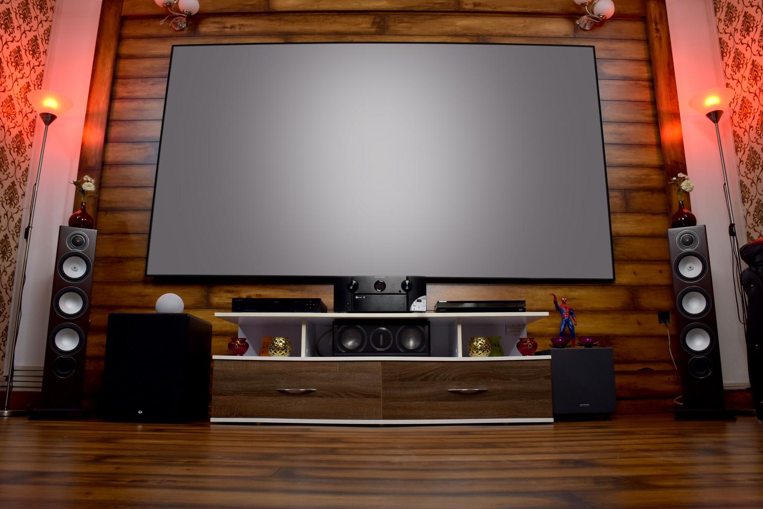 Configuración de cine en casa con doble subwoofer Configuración de cine en casa con doble subwoofer para una distribución uniforme del sonido y suavizado de modos de sala.