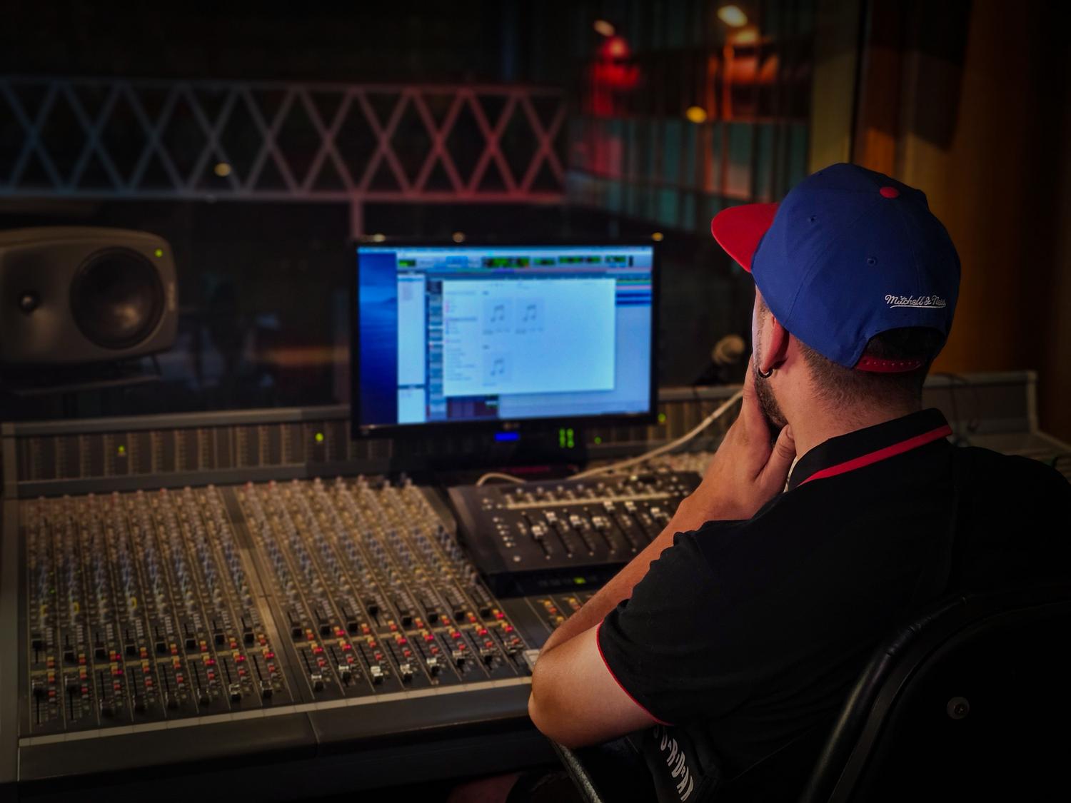 Ingeniero de sonido ajustando la ecualización y el DSP Ingeniero de sonido ajustando la ecualización y el DSP en un estudio para optimizar la respuesta de los graves.
