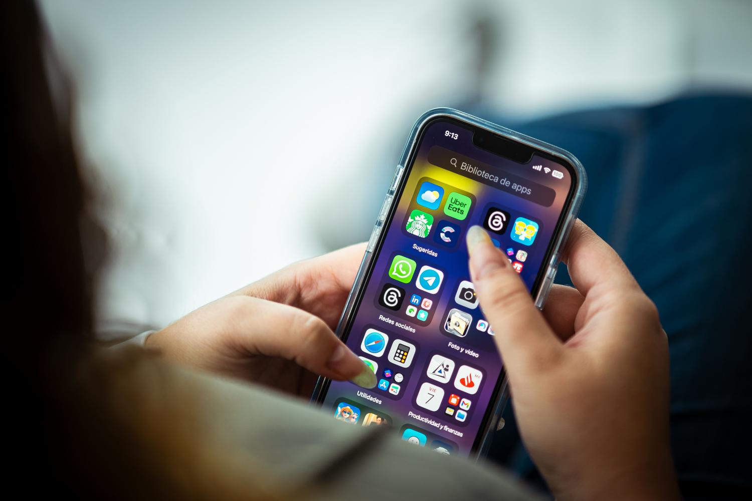 Primer plano de la pantalla de un smartphone mostrando la biblioteca de aplicaciones con el icono de WhatsApp visible. Primer plano de la pantalla de un smartphone mostrando la biblioteca de aplicaciones con el icono de WhatsApp visible.