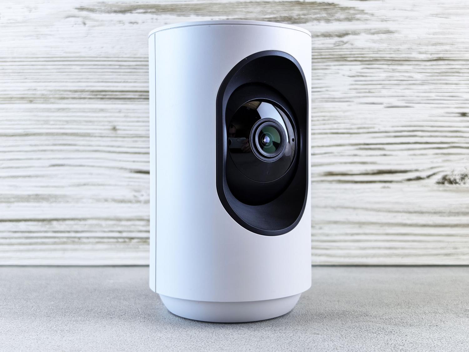 Cámara de seguridad inteligente para interiores con diseño moderno y discreto Cámara de seguridad inteligente para interiores con diseño moderno y discreto
