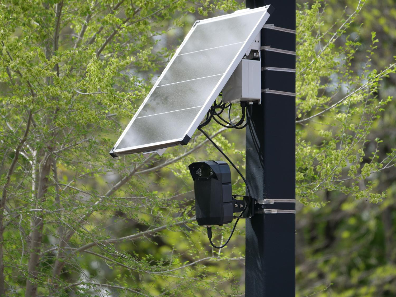 Cámara de vigilancia alimentada por energía solar instalada en el exterior para autonomía total Cámara de vigilancia alimentada por energía solar instalada en el exterior para autonomía total
