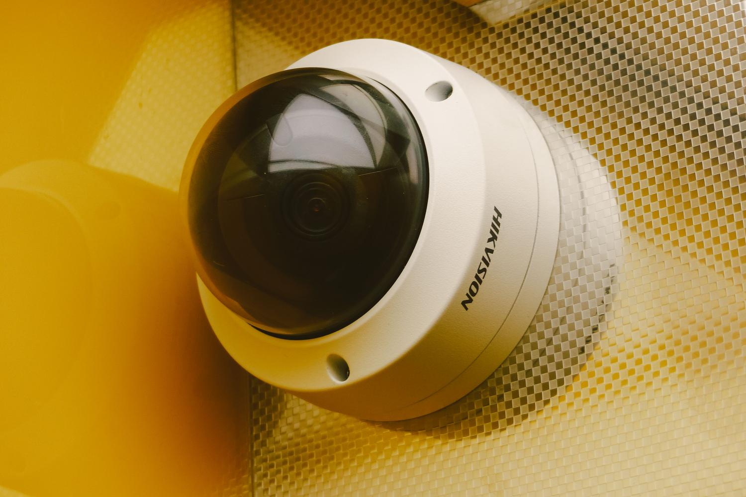 Cámara de seguridad exterior moderna instalada en una pared para vigilancia profesional 4K Cámara de seguridad exterior moderna instalada en una pared para vigilancia profesional 4K